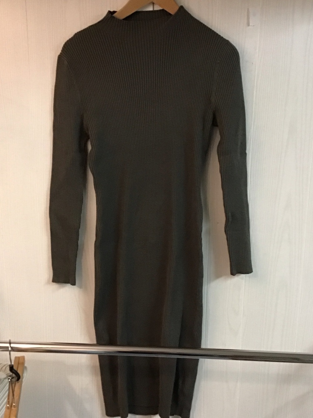 ♥️5/25$ H&M Olive Green Ribbed Long Sleeve Midi Dress
